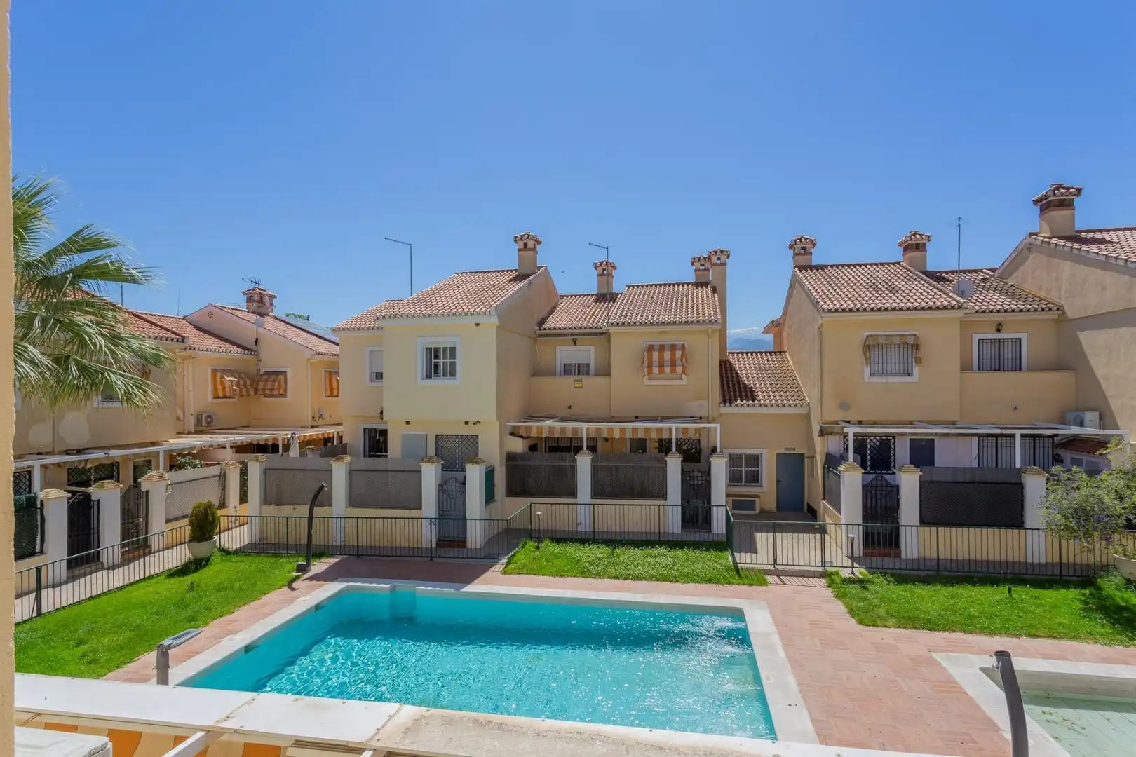 Vista exterior de Casa adosada en venda en Alhendín amb Moblat i Piscina comunitària