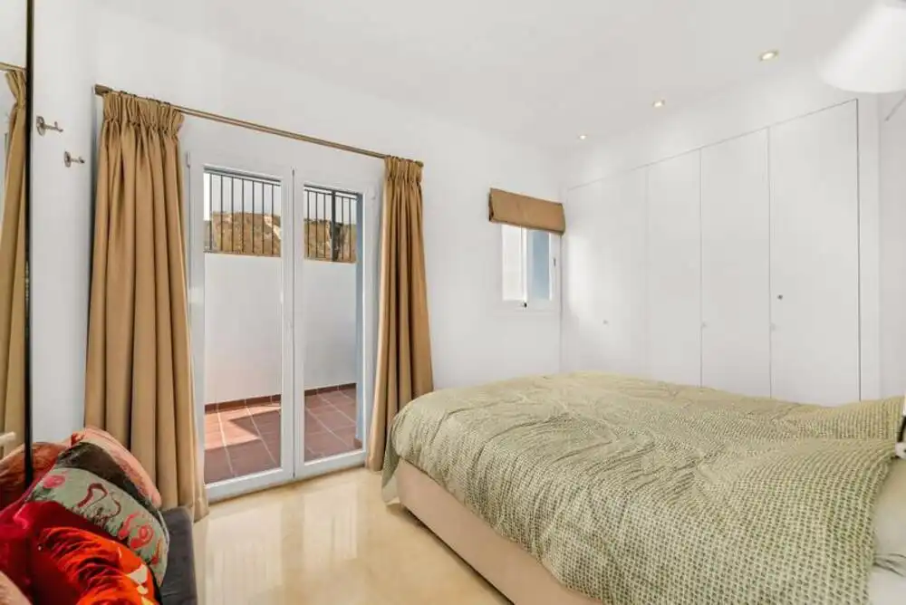 Habitación de Planta baja en venta en Benahavís con Aire acondicionado, Jardín privado y Terraza