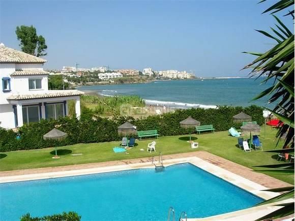 Piscina de Pis de lloguer en Estepona amb Aire condicionat, Jardí privat i Terrassa