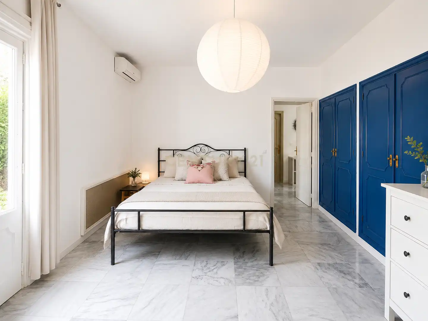 Schlafzimmer von Wohnungen zur Miete in Benalmádena mit Klimaanlage, Privatgarten und Schwimmbad