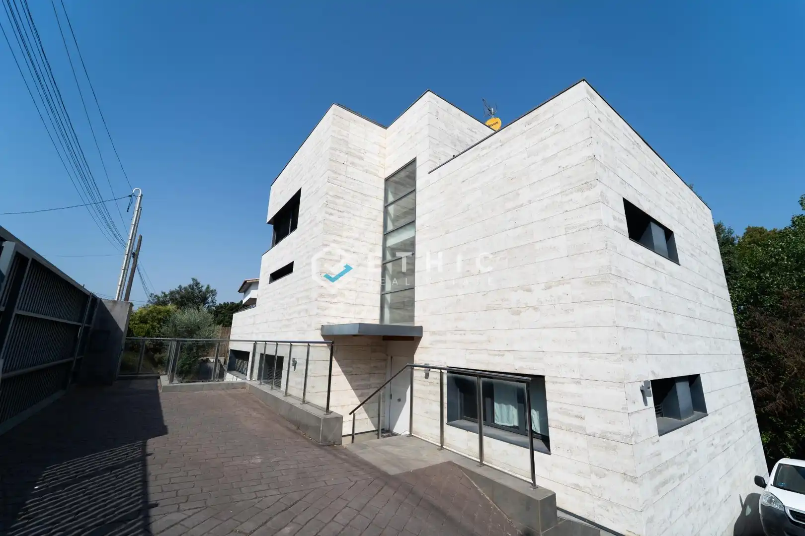 Vista exterior de Casa o xalet en venda en Sant Cugat del Vallès amb Aire condicionat, Jardí privat i Terrassa