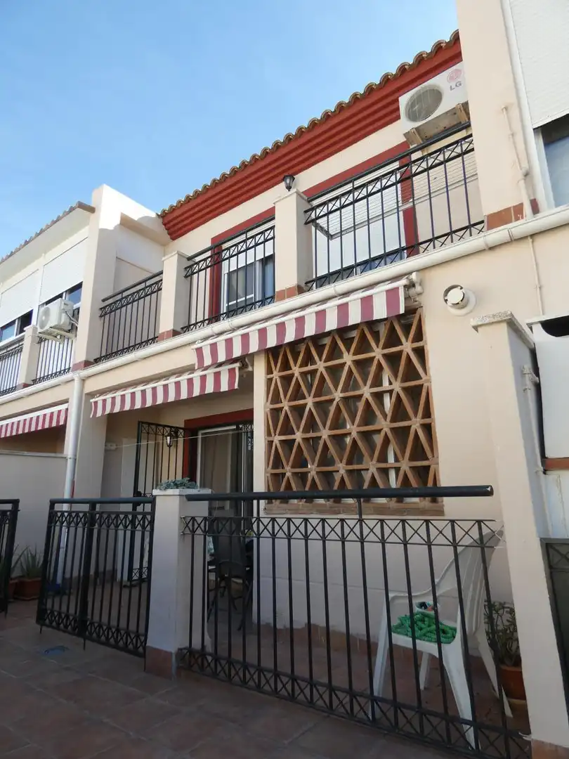 Außenansicht von Einfamilien-Reihenhaus zum Verkauf in Alhaurín de la Torre mit Klimaanlage, Terrasse und Abstellraum