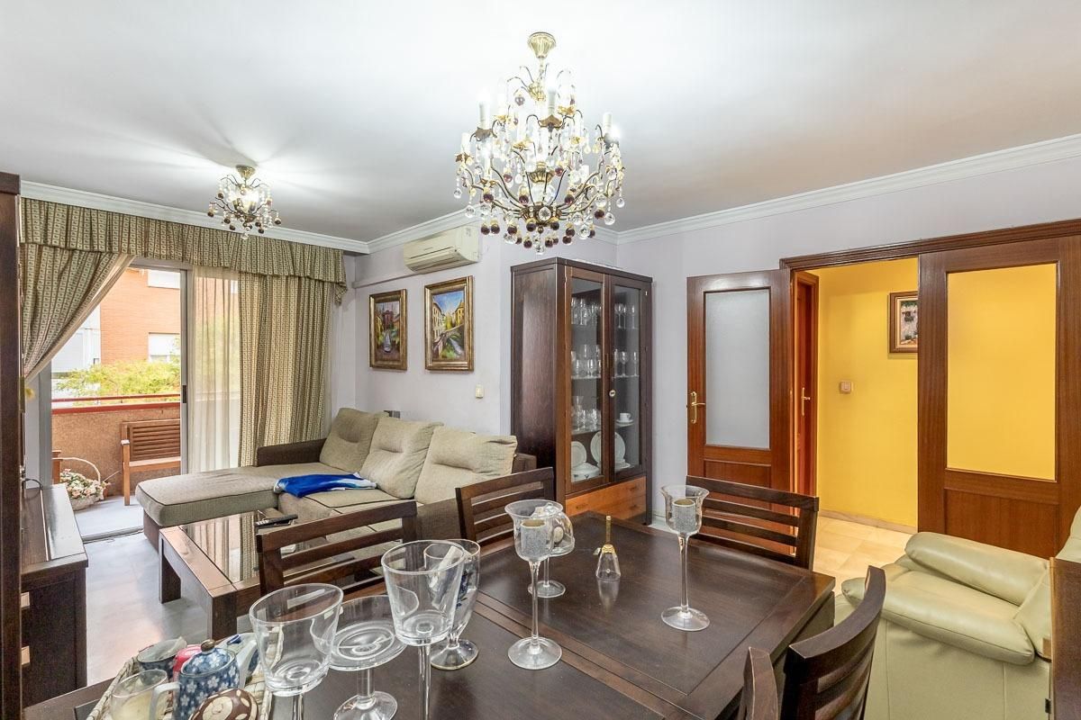 Menjador de Pis en venda en  Granada Capital amb Aire condicionat, Calefacció i Terrassa