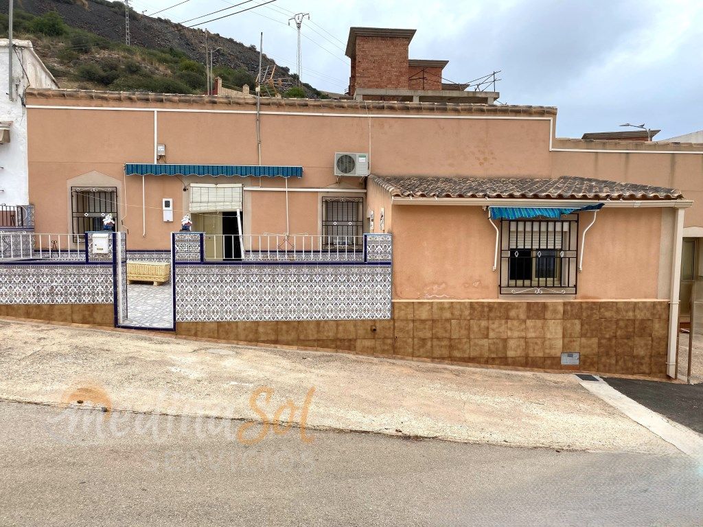 Vista exterior de Casa adosada en venda en La Unión amb Aire condicionat i Terrassa