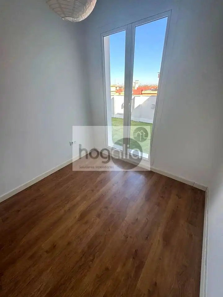 Schlafzimmer von Dachboden zur Miete in Sevilla mit Klimaanlage und Terrasse