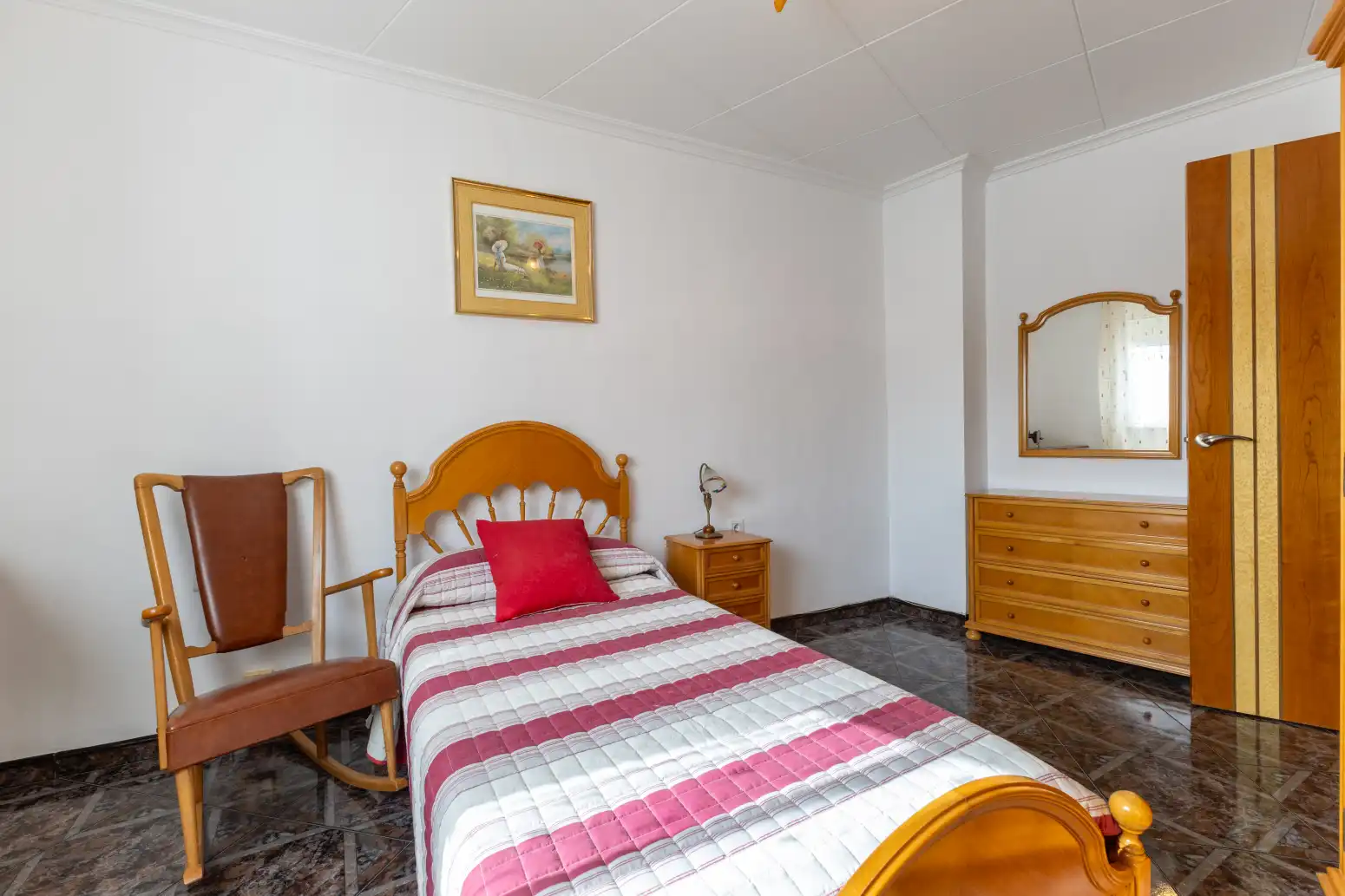Dormitori de Casa o xalet en venda en Viver amb Terrassa i Moblat