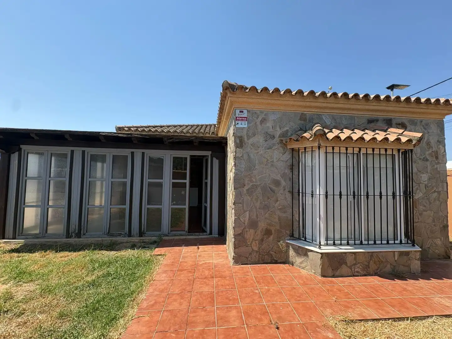 Vista exterior de Casa o xalet en venda en Chiclana de la Frontera amb Jardí privat