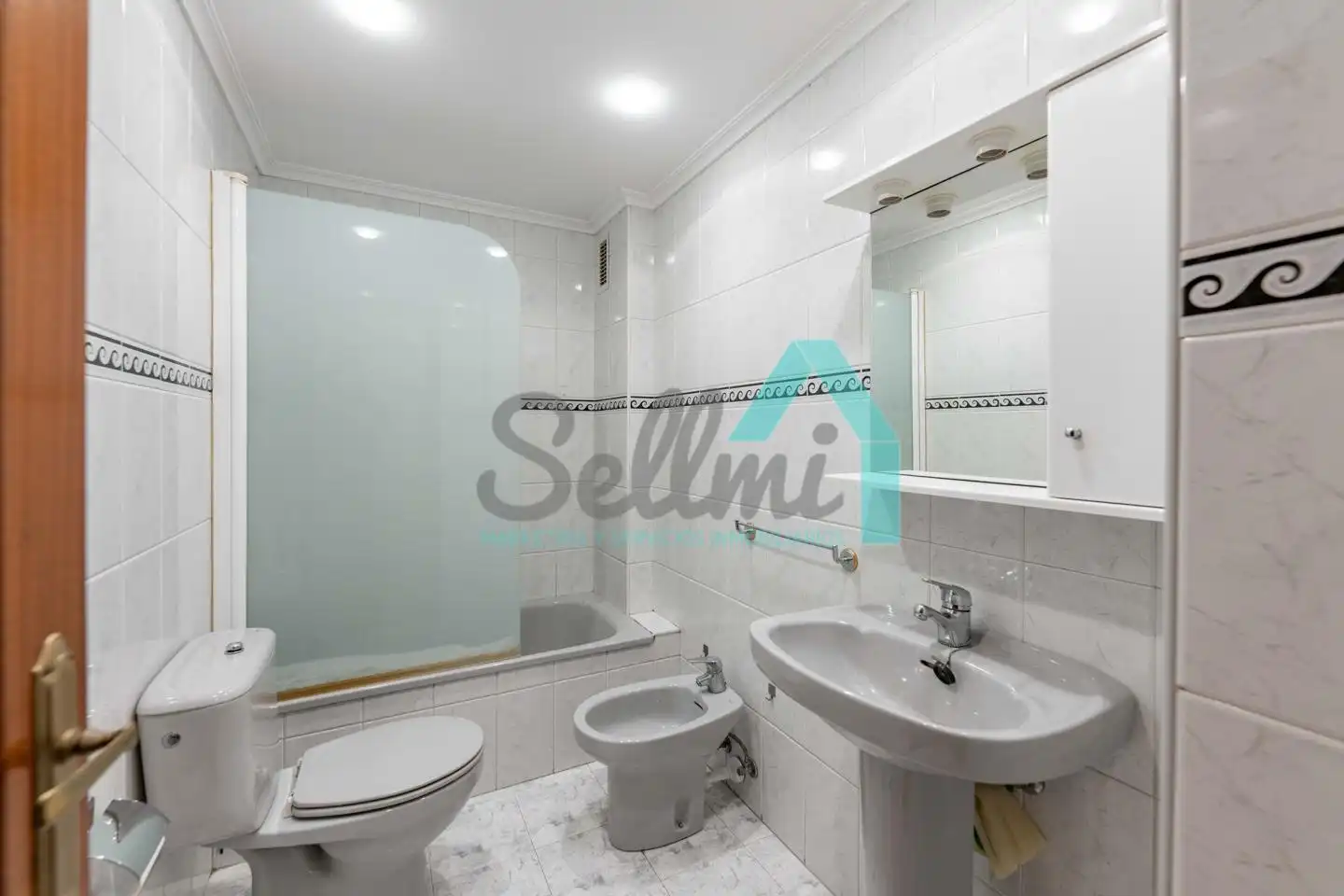 Badezimmer von Wohnung zur Miete in Oviedo  mit Heizung, Parkett und Möbliert