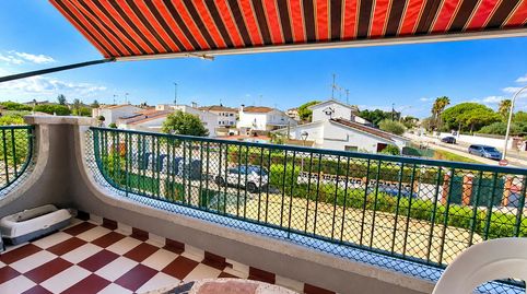 Piso luminoso con terraza al sur y parking a 400 metros de la playa en Cunit
