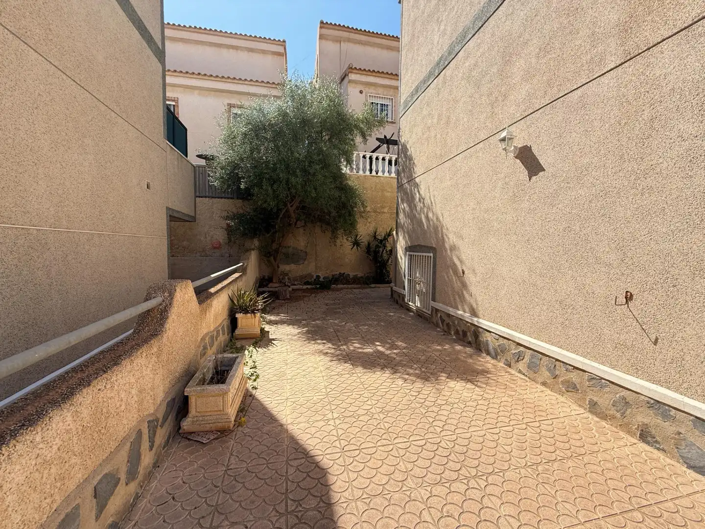 Vista exterior de Casa o xalet en venda en San Miguel de Salinas amb Jardí privat i Piscina comunitària