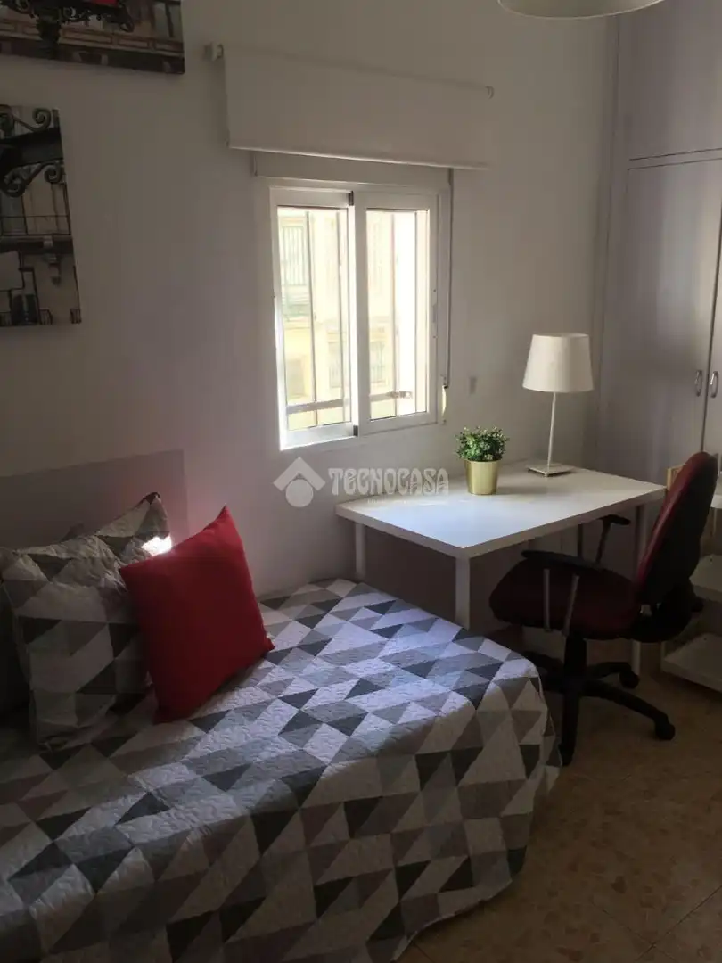 Bedroom of Flat for sale in Sevilla  with Air Conditioner and Balcony