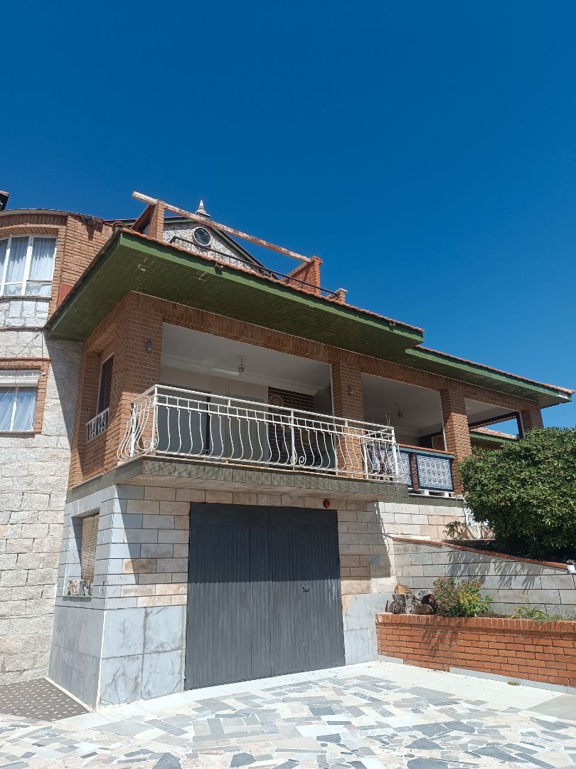 Vista exterior de Casa o xalet en venda en Palomeque amb Jardí privat, Terrassa i Traster