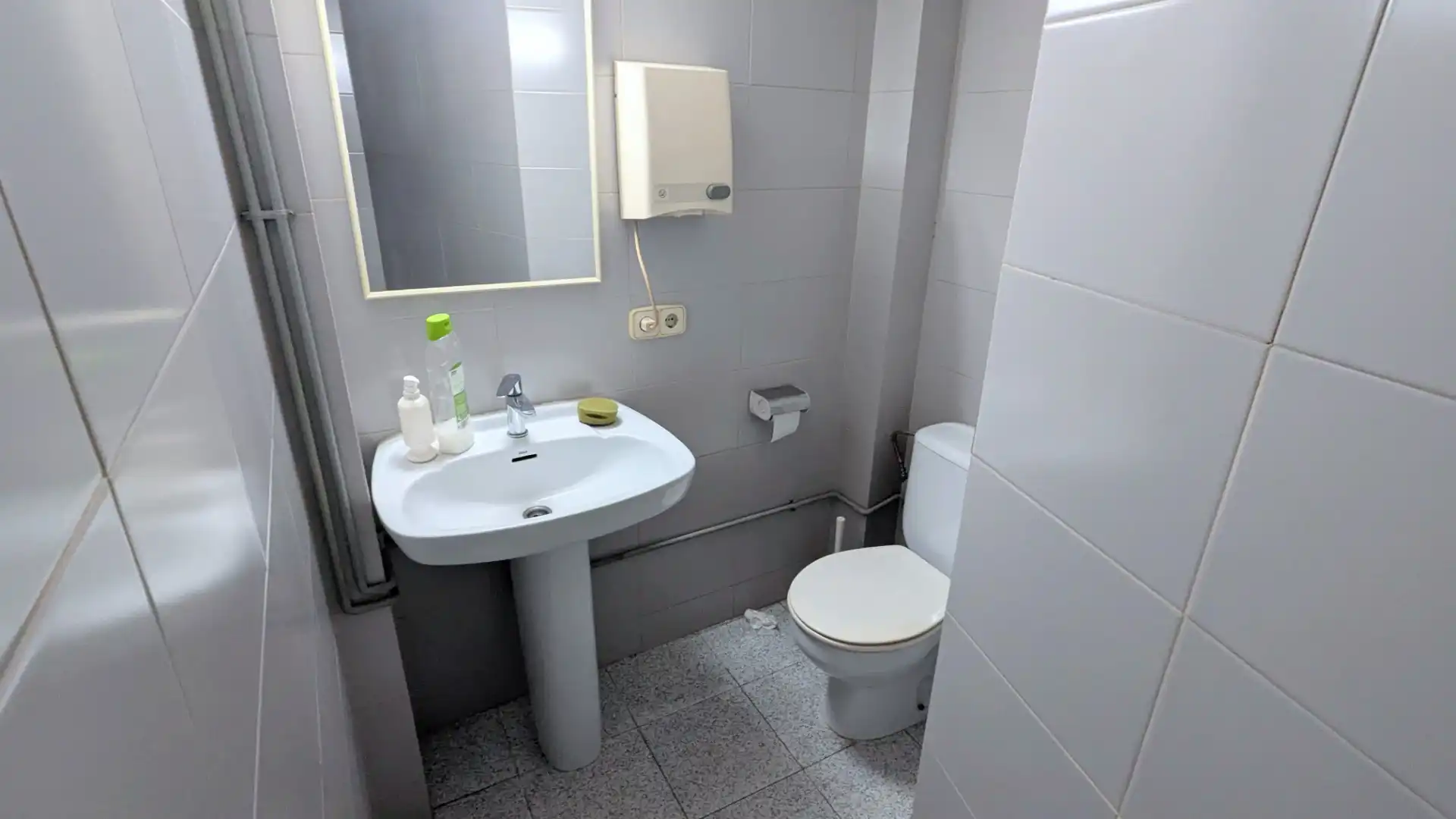 Baño de Local en venta en Barcelona con Calefacción, Internet y Alarma
