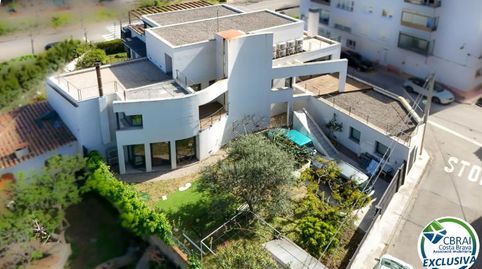 Casa unifamiliar exclusiva con ascensor, jardín y múltiples espacios independientes en Llançà, image 2