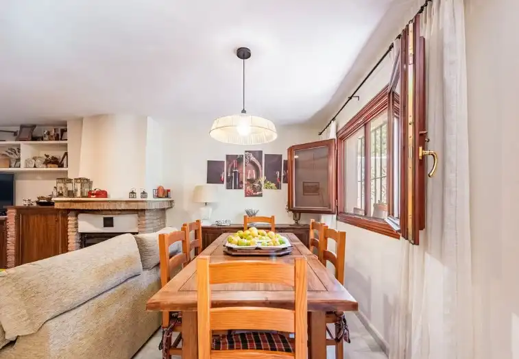 Esszimmer von Einfamilien-Reihenhaus zum Verkauf in Benahavís mit Klimaanlage, Heizung und Terrasse