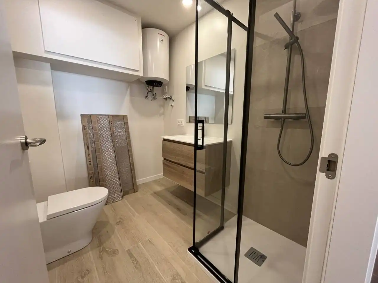 Baño de Local de alquiler en Barcelona con Aire acondicionado y Alarma