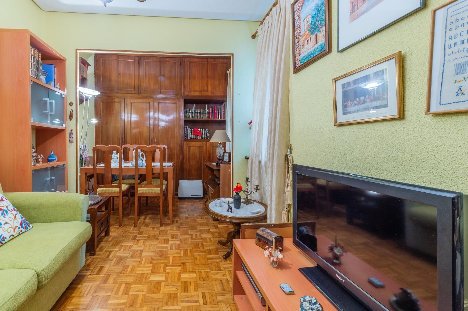 Living room of Flat for sale in  Madrid Capital  with Heating and Alarm