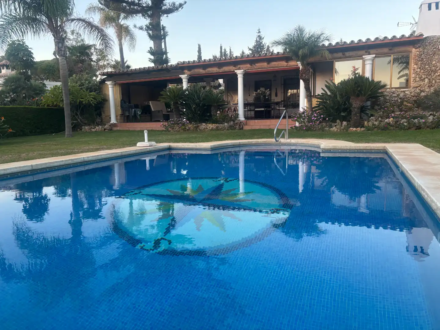 Piscina de Casa o chalet en venta en Marbella con Aire acondicionado, Calefacción y Jardín privado