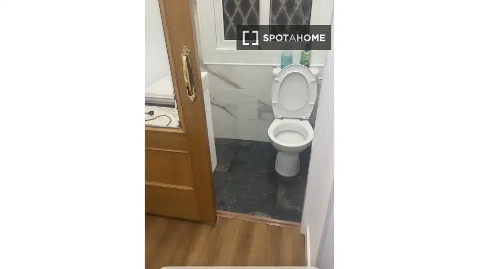 Bany de Pis de lloguer en Cornellà de Llobregat amb Aire condicionat, Calefacció i Moblat