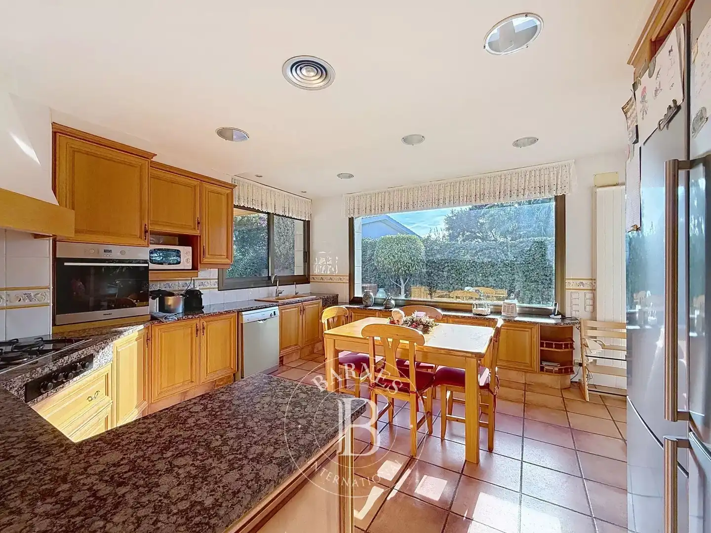 Cocina de Casa o chalet en venta en Alella con Aire acondicionado, Calefacción y Jardín privado