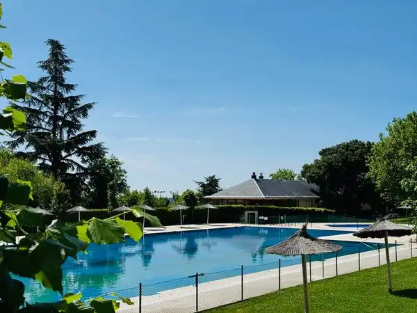Piscina de Pis en venda en San Lorenzo de El Escorial amb Calefacció, Terrassa i Traster