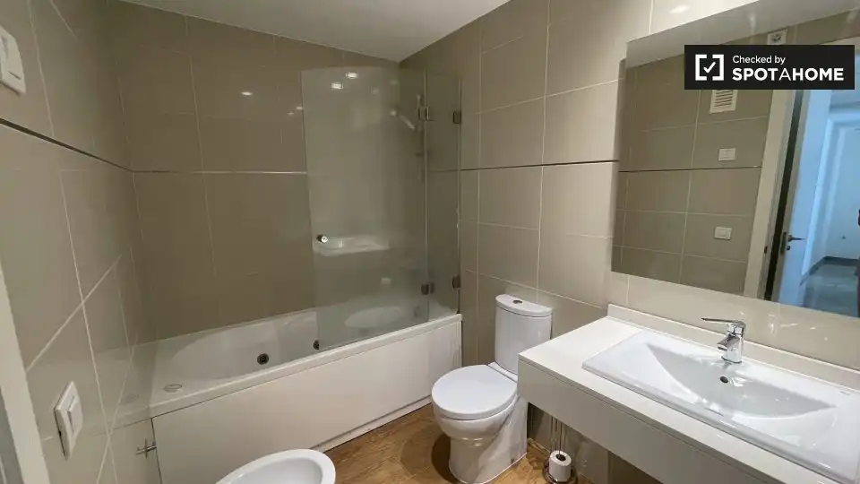 Bathroom of Flat for rent in Valencia  with Air Conditioner, Heating and Furnished