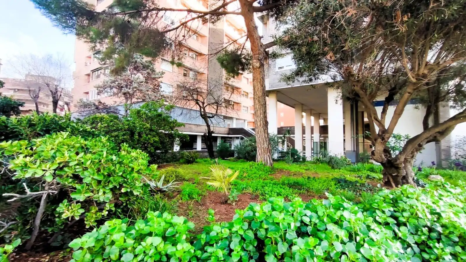 Vista exterior de Pis en venda en Esplugues de Llobregat amb Calefacció i Balcó