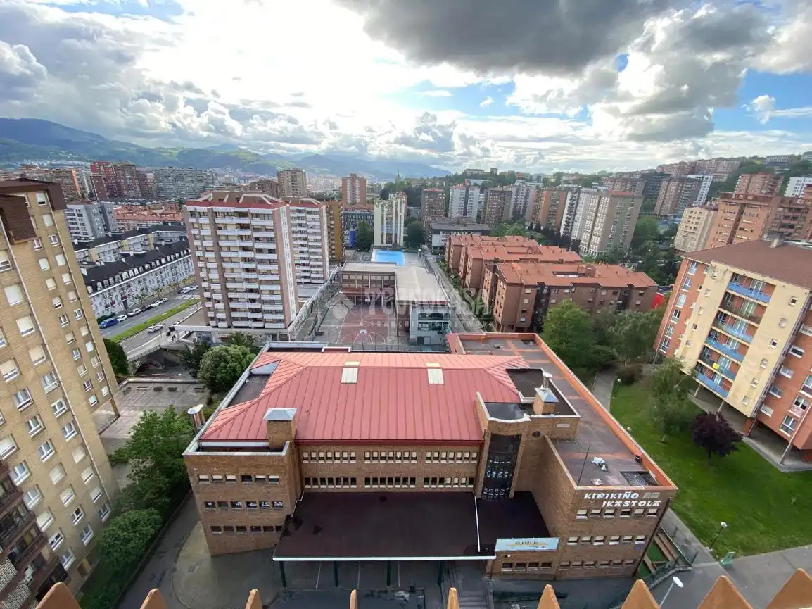 Vista exterior de Pis en venda en Bilbao  amb Calefacció, Traster i Balcó