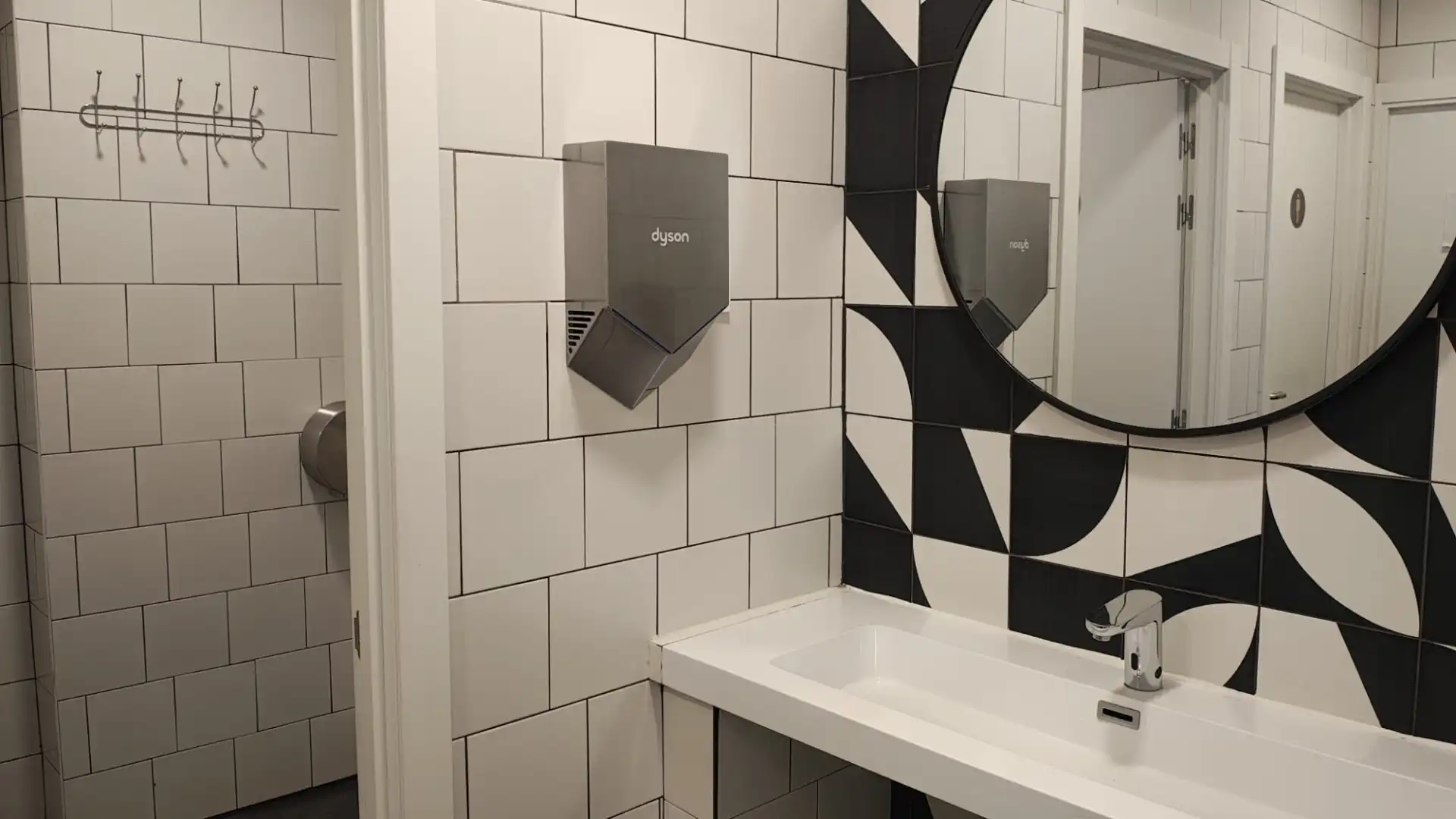 Baño de Local en traspaso en Barcelona con Aire acondicionado, Terraza y Amueblado