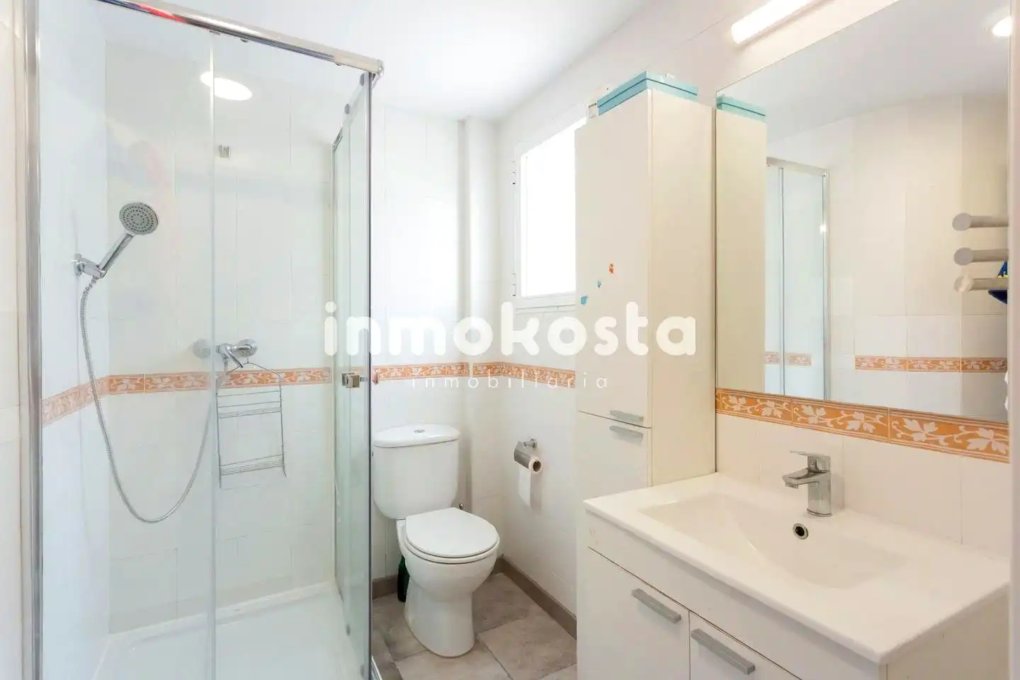 Badezimmer von Einfamilien-Reihenhaus zum Verkauf in La Nucia mit Klimaanlage, Privatgarten und Terrasse