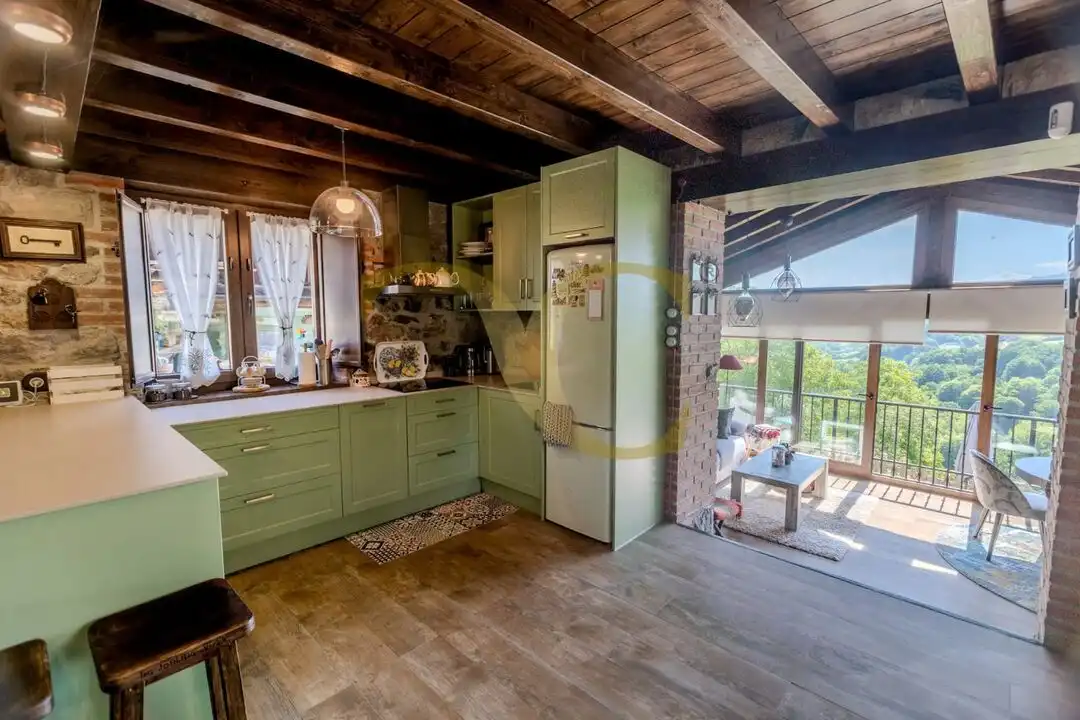 Cuina de Casa o xalet en venda en Cangas de Onís amb Calefacció, Jardí privat i Terrassa