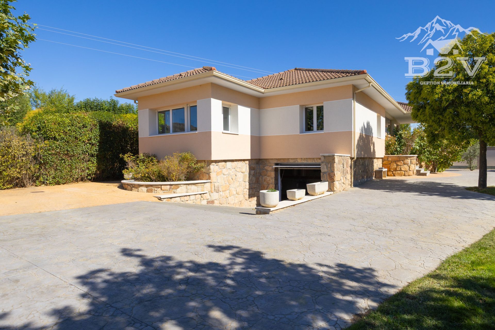 Exterior view of House or chalet for sale in Navalafuente  with Air Conditioner, Heating and Private garden