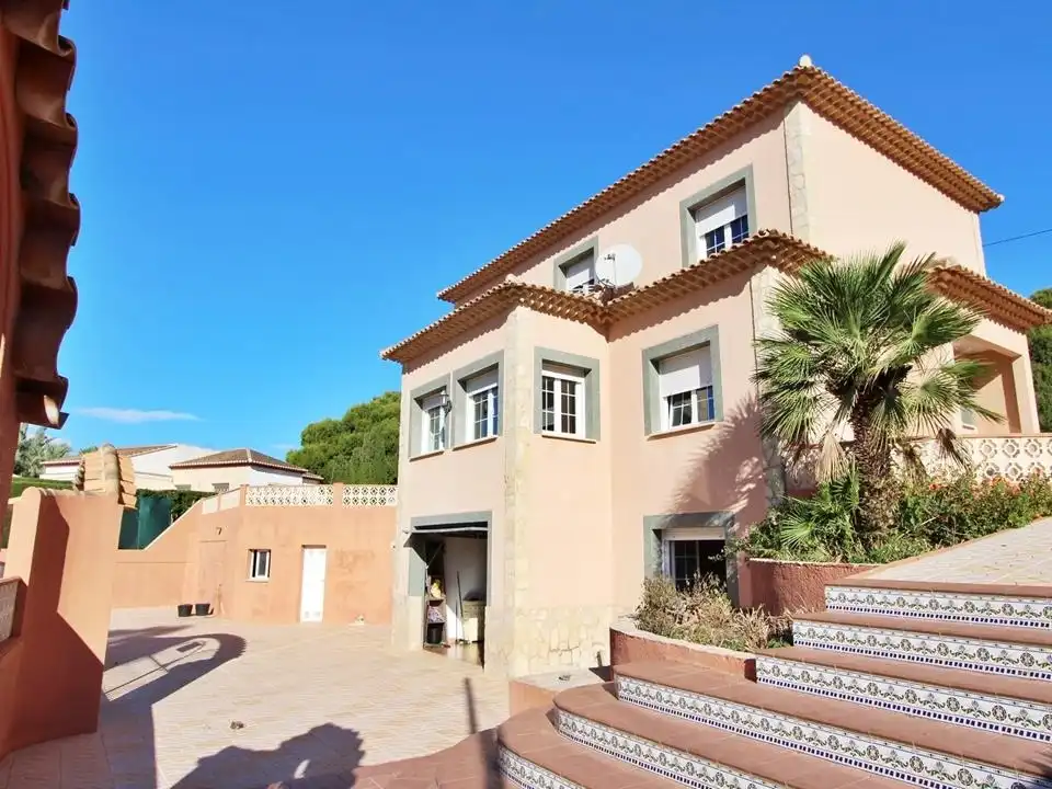 Villa con piscina in vendita a Carrió - La Merced - Los Pinos