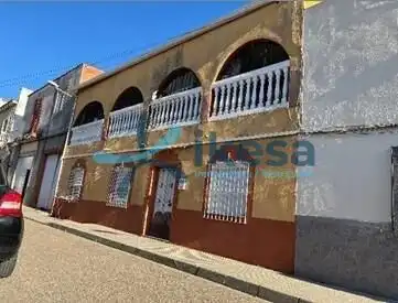 Vista exterior de Casa adosada en venda en Mérida