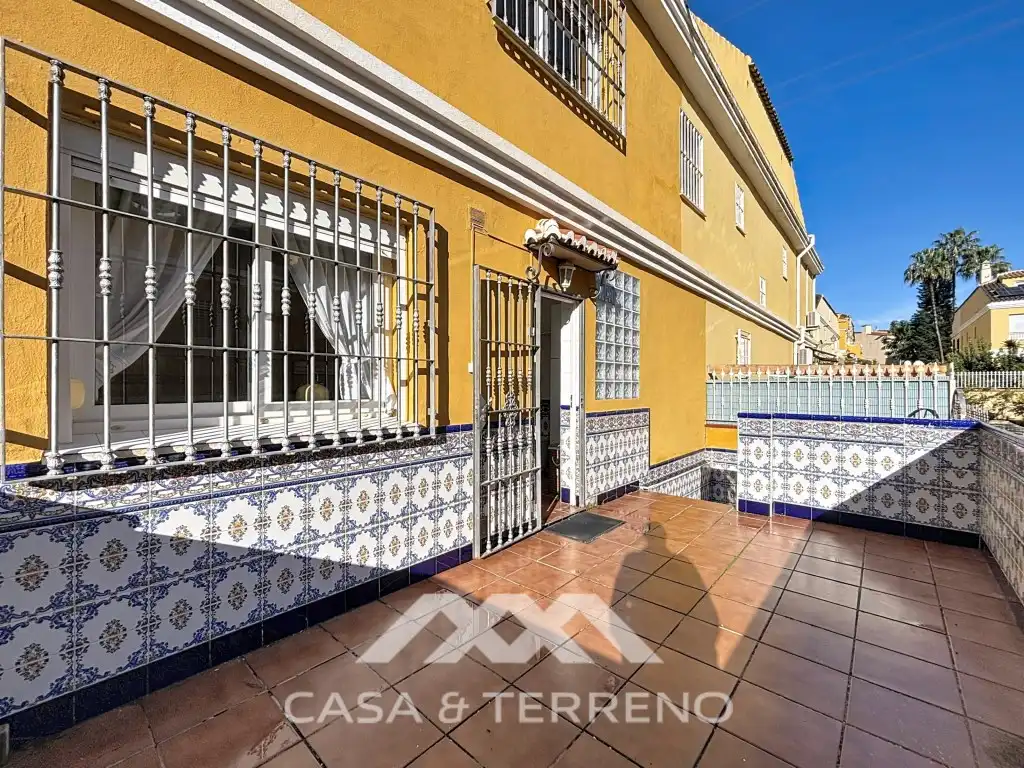 Vista exterior de Casa adosada en venda en Vélez-Málaga amb Aire condicionat, Piscina i Microones