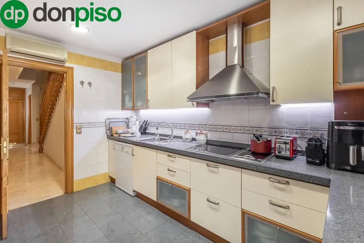 Cocina de Casa adosada en venta en Granada con Calefacción, Jardín privado y Terraza