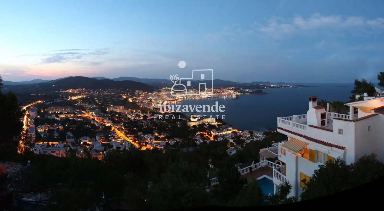Vista exterior de Casa o xalet de lloguer en Santa Eulària des Riu amb Calefacció, Terrassa i Piscina
