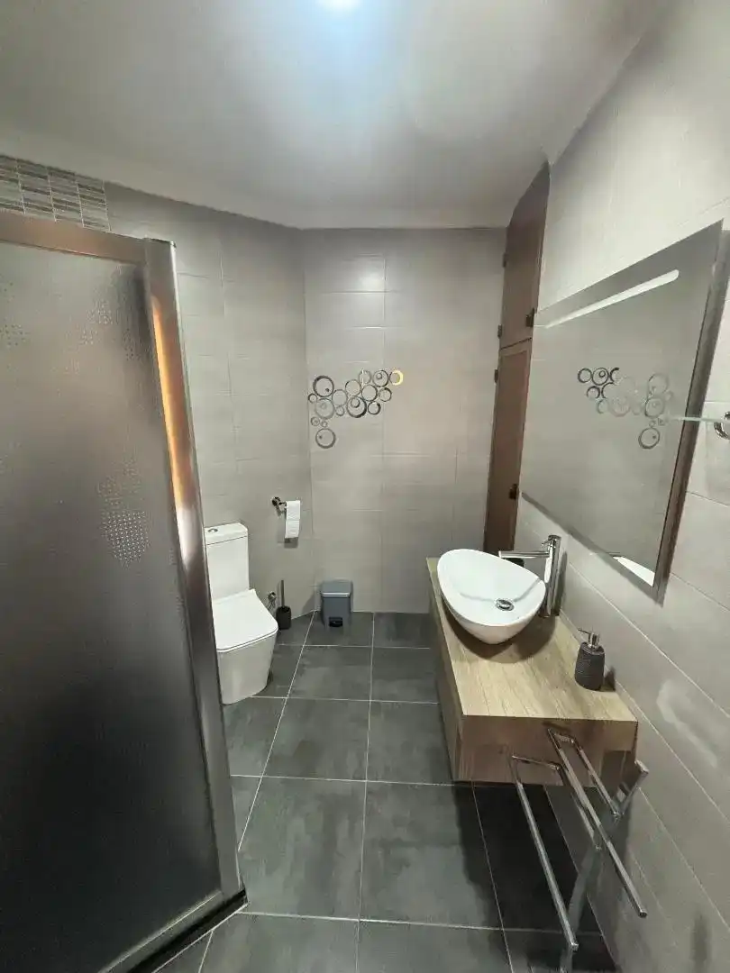 Baño de Piso en venta en Yunquera con Trastero, Amueblado y Horno