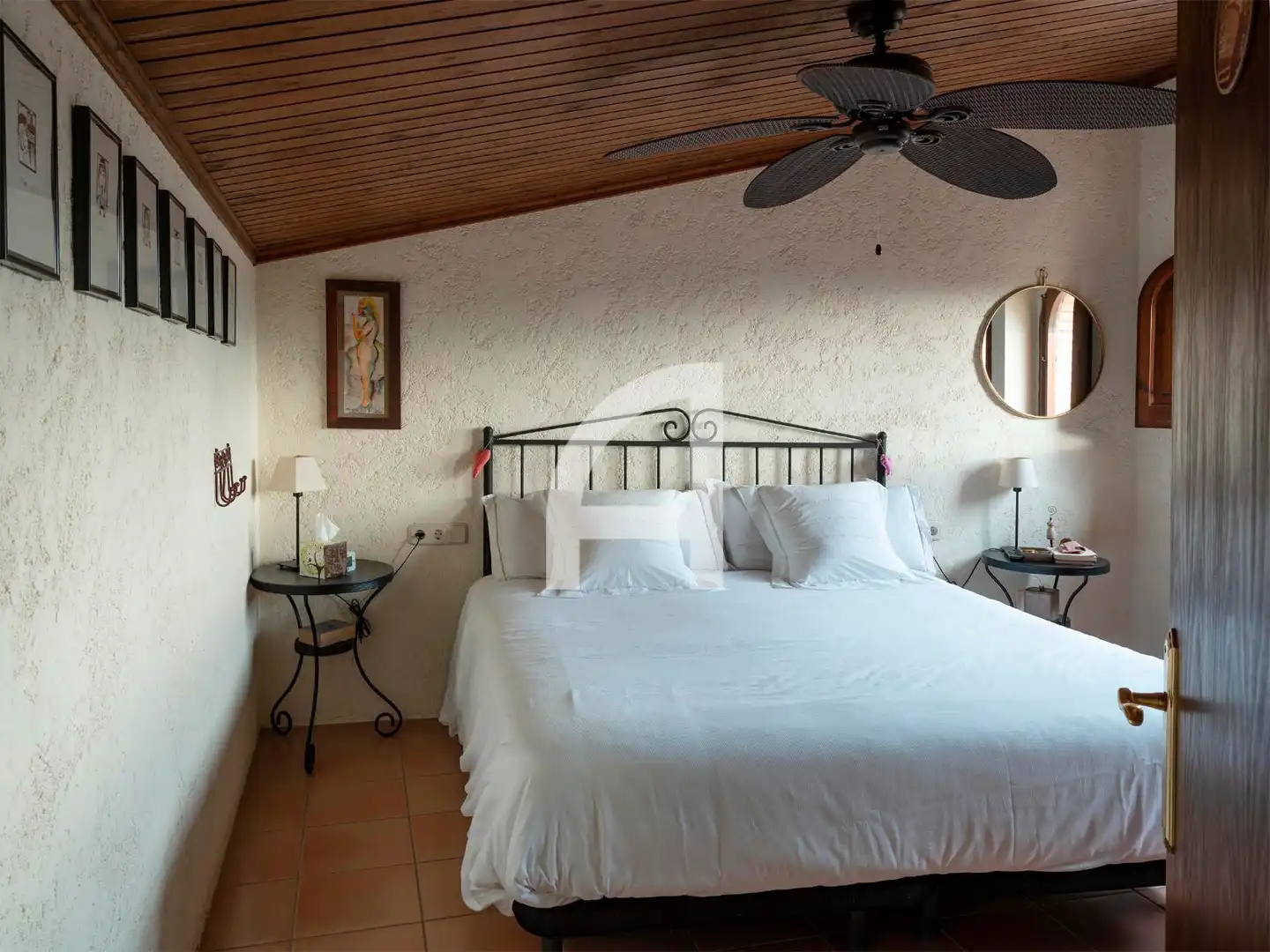 Habitación de Finca rústica en venta en Sant Miquel de Fluvià con Calefacción, Piscina y Amueblado