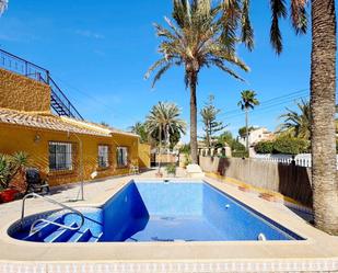 Piscina de Casa adosada en venda en Orihuela