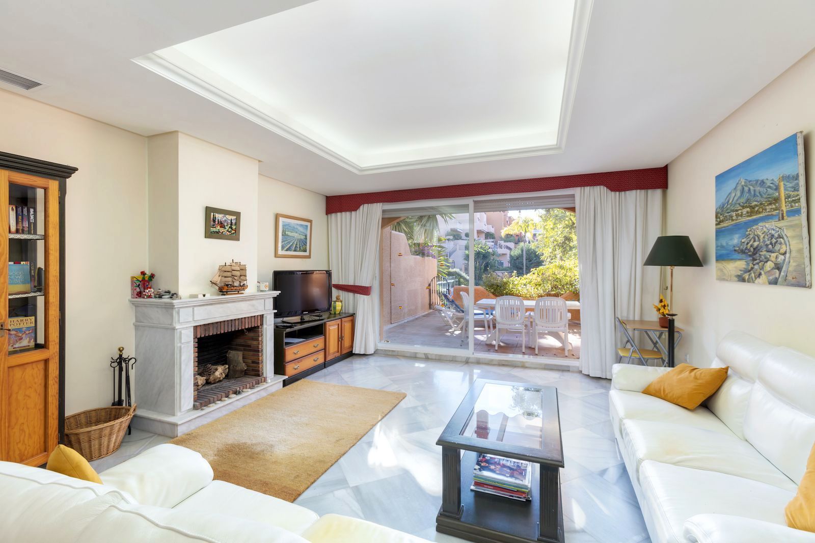 Living room of Single-family semi-detached for sale in Marbella  with Terrace, Storage room and Furnished