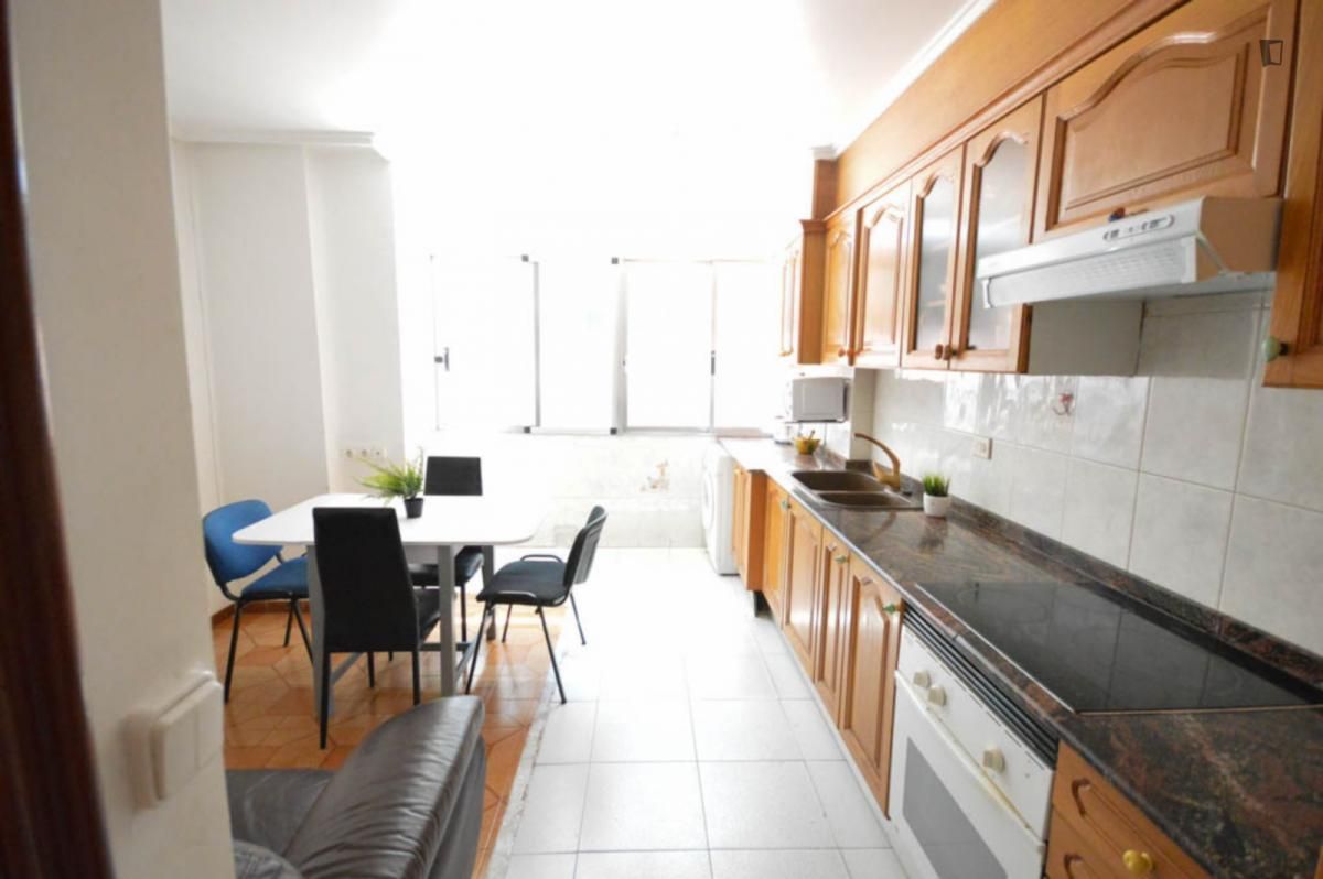 Küche von Wohnungen miete in  Valencia Capital mit Möbliert, Ofen und Mikrowelle
