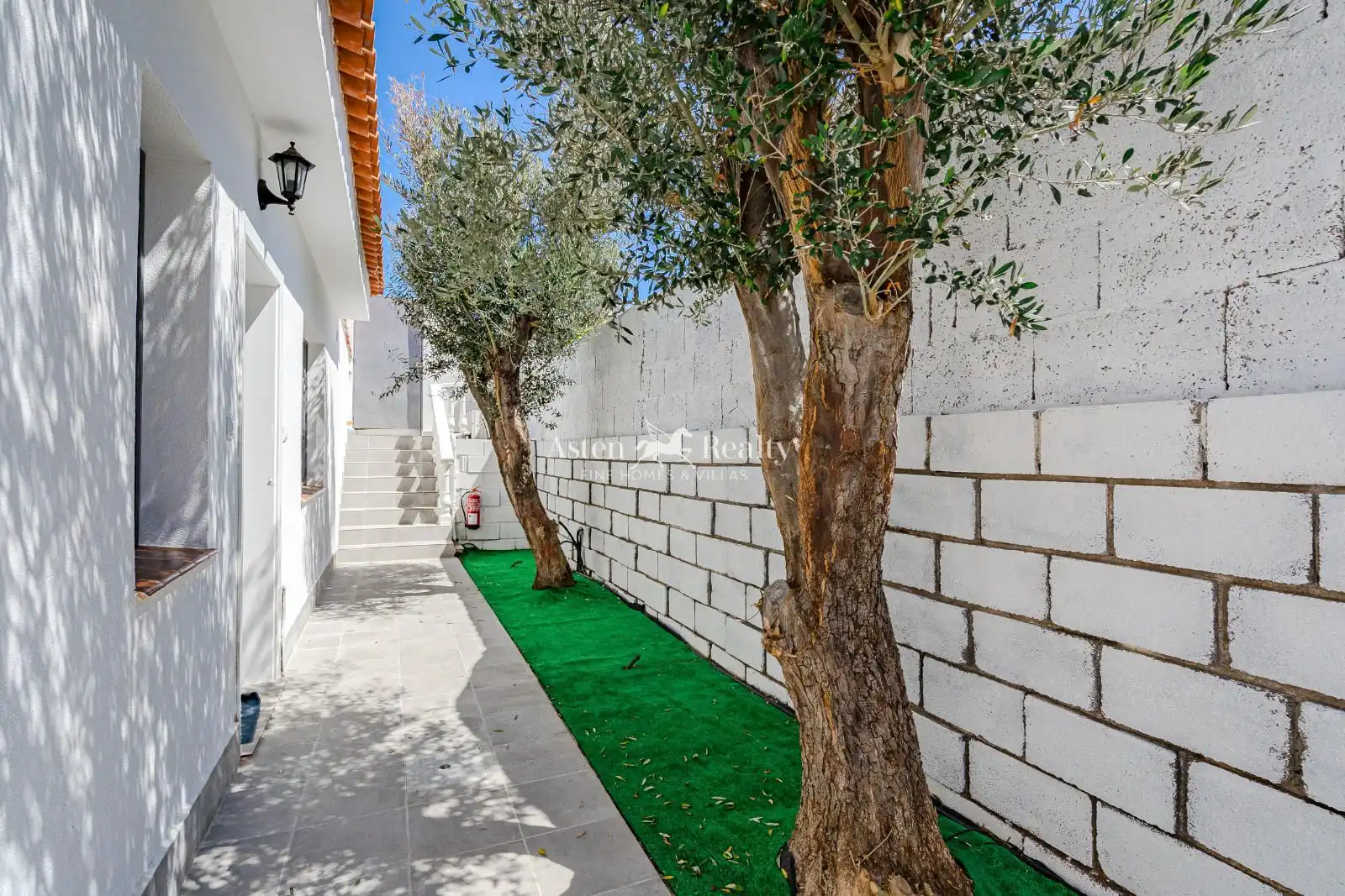 Vista exterior de Casa o xalet en venda en Adeje amb Aire condicionat, Terrassa i Traster