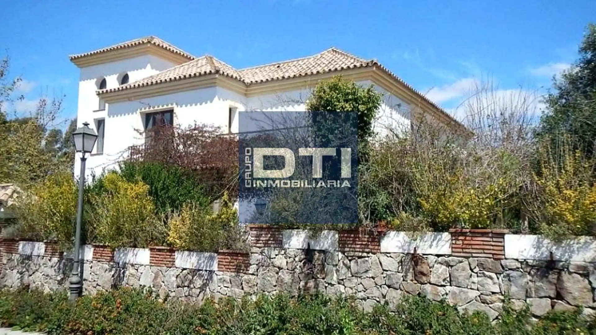 Vista exterior de Casa o xalet en venda en Benalup-Casas Viejas amb Aire condicionat, Jardí privat i Terrassa