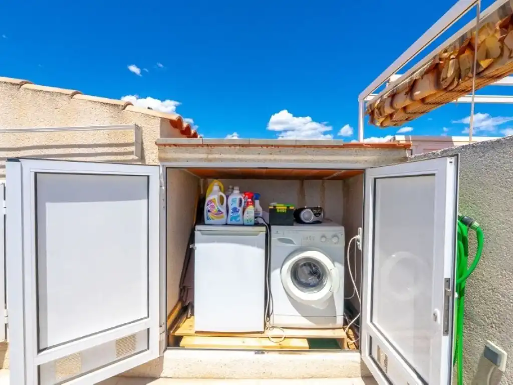 Terrasse von Einfamilien-Reihenhaus zum Verkauf in Torrevieja mit Klimaanlage, Privatgarten und Schwimmbad