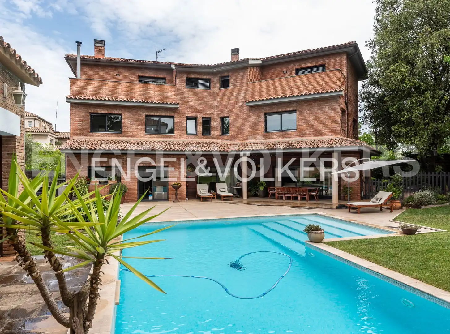Exterior view of Houses for sale in Sant Cugat del Vallès  with Air Conditioner, Heating and Private garden