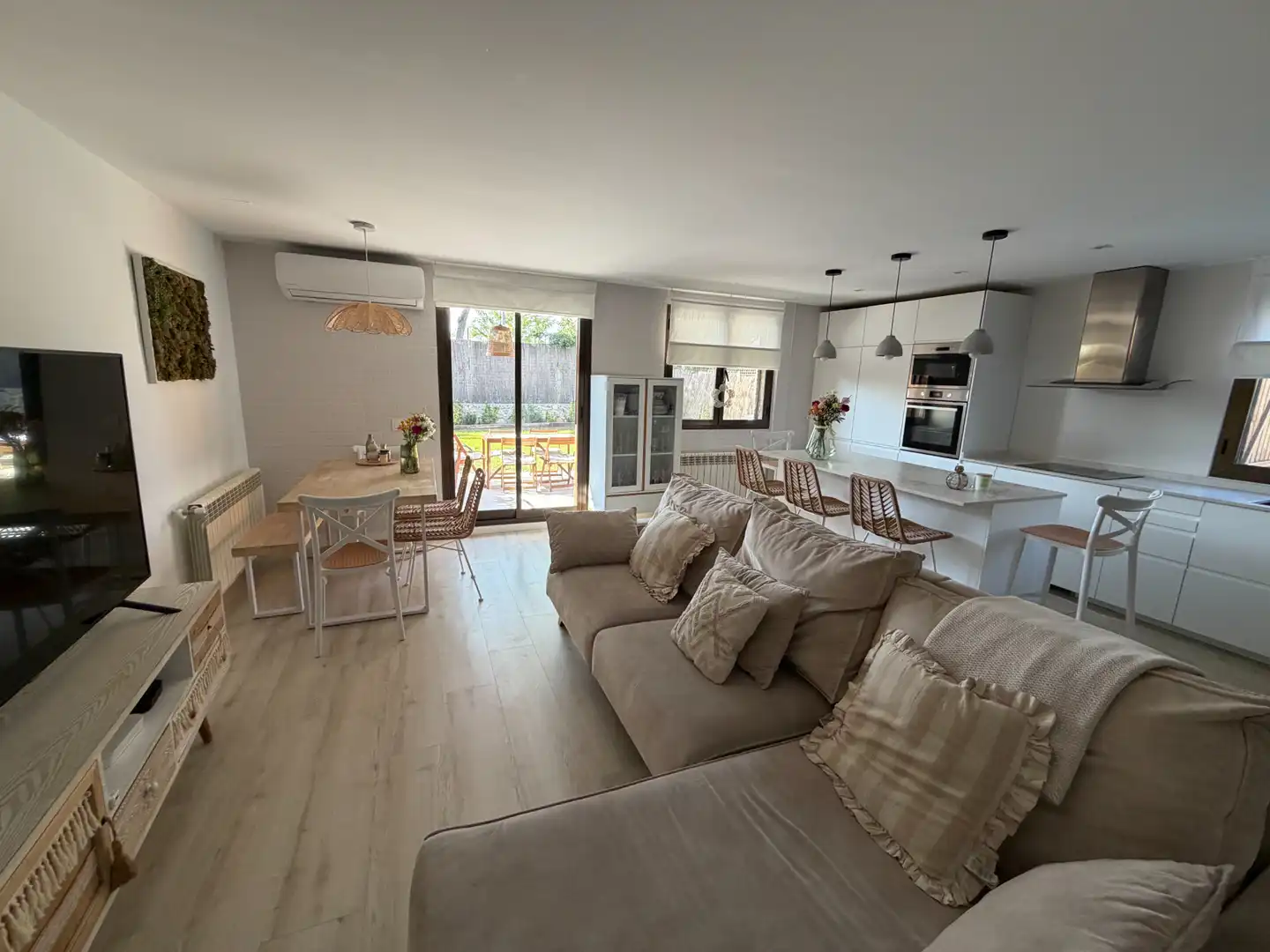 Sala de estar de Casa adosada en venta en Algete con Aire acondicionado, Calefacción y Jardín privado