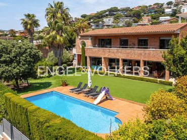 House with balcony for sale in Teià