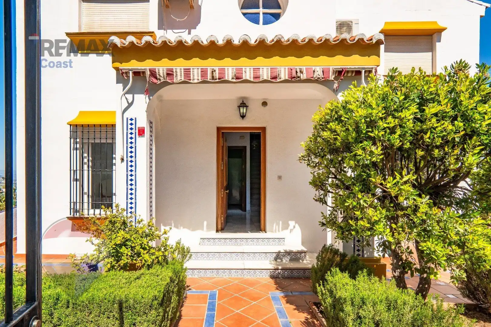 Vista exterior de Casa o xalet en venda en Alhaurín de la Torre amb Piscina comunitària
