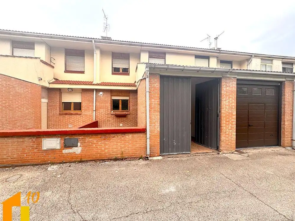 Außenansicht von Einfamilien-Reihenhaus zum Verkauf in Belorado mit Heizung und Terrasse